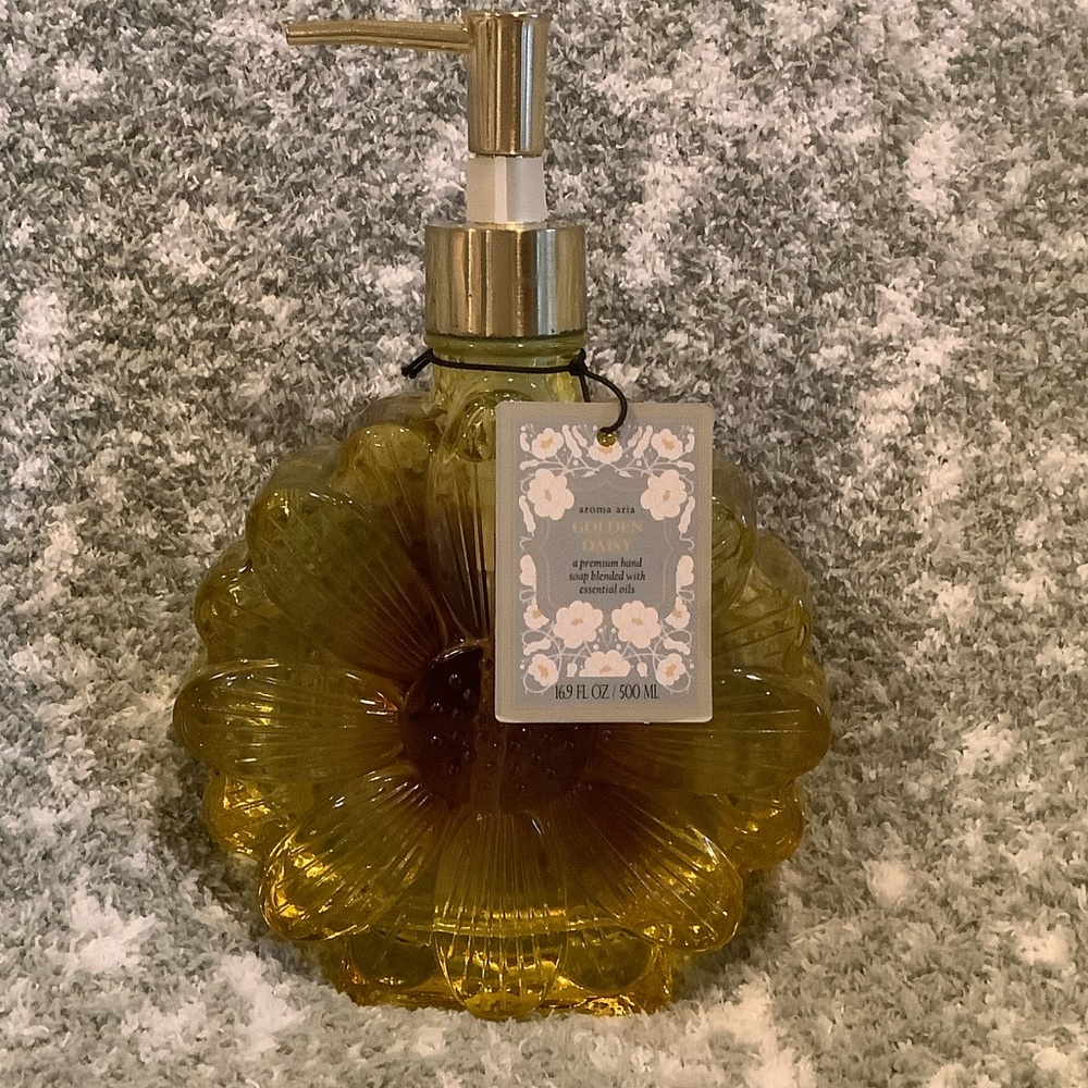 Golden Daisy Scented Hand Soap in Gorgeous Glass Dispenser NWT 16.9oz Aroma Aria
